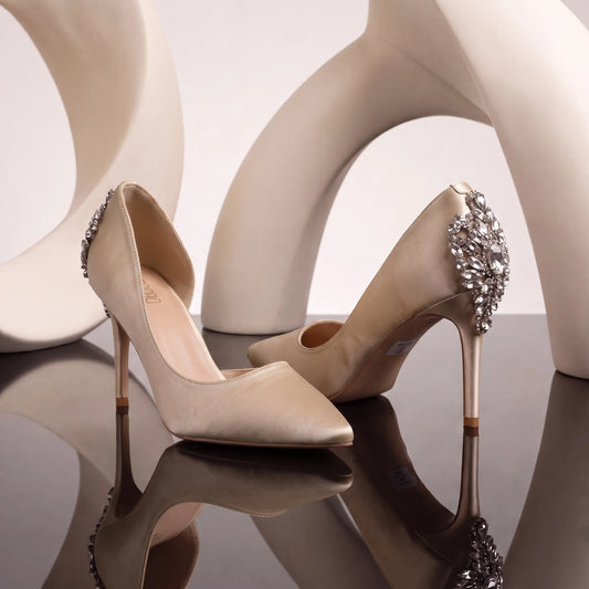 Pointed-toe court shoes with a plain front, fan-shaped rear ornament and slim heel.
